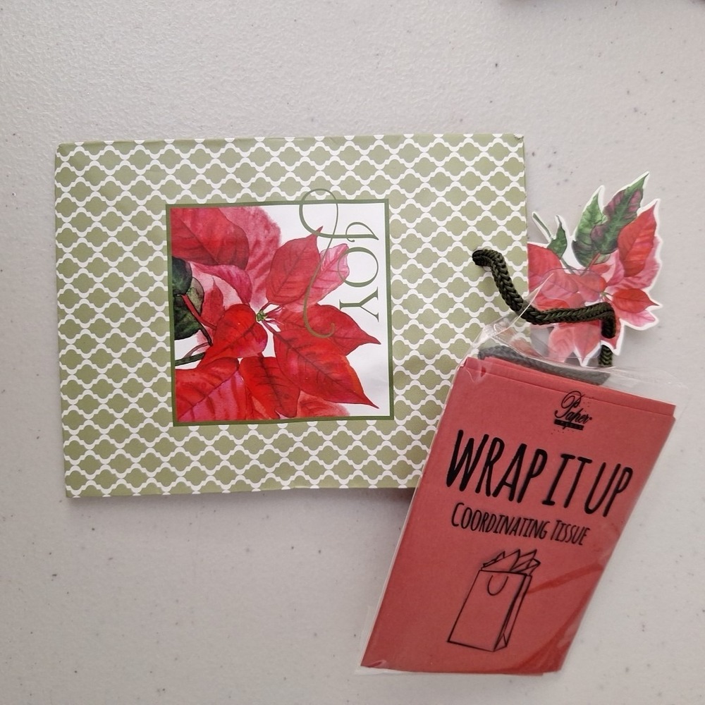 LOT OF 8 NEW VINTAGE CHRISTMAS GIFT BAGS w/ Tags and Tissue Paper 5.5" x 4.25" - Picture 8 of 10